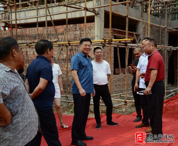 左宗国将军在长丰左氏宗祠建设封顶现场