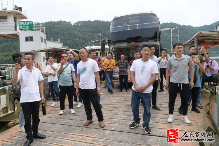广东左氏访亲团在过古店渡船时拍照留念。（左德强摄）