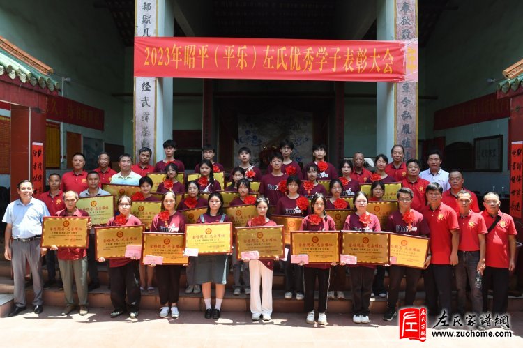 学子和理事会成员合影。