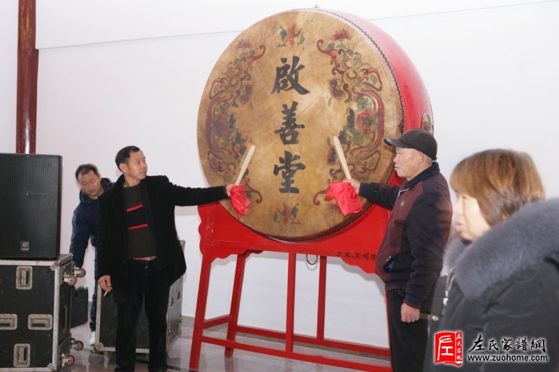 由长丰左氏十三修族谱主编左靖(宗华)之子左庆龙、左阳明兄弟捐赠的黄牛皮大鼓