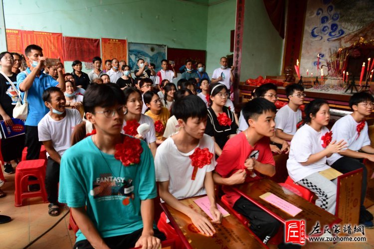 优秀学子代表发言。