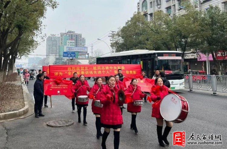 3月1号，孝感市军地送喜报队伍走进汉川市仙女山街道办事处汉川高中教工小区，为汉川籍受中央军委一级表彰对象左一敏送喜报，将党和政府的温暖送给立功现役军人及其家属。